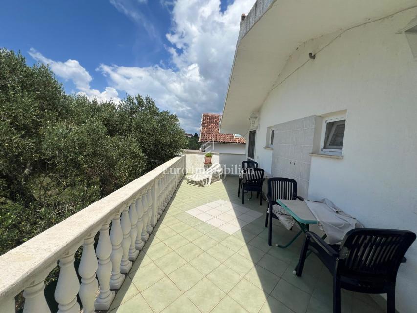 Pasman - casa con tre appartamenti