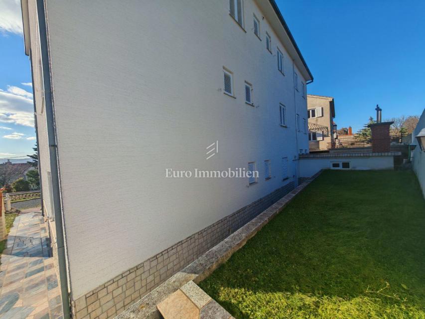 Casa con 10 appartamenti a 150 m dal mare