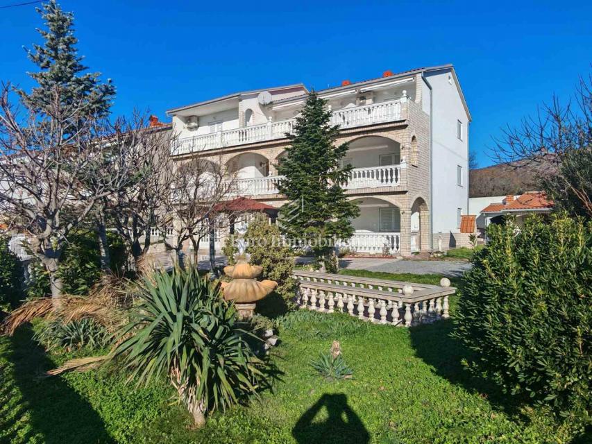 Casa con 10 appartamenti a 150 m dal mare