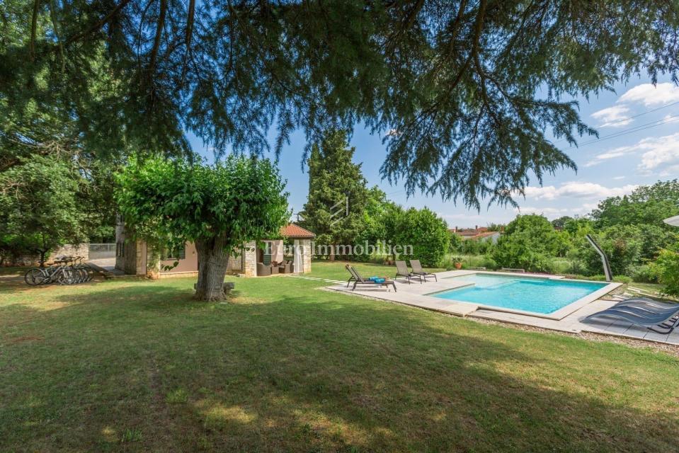DINTORNI PARENZO Villa in pietra con piscina
