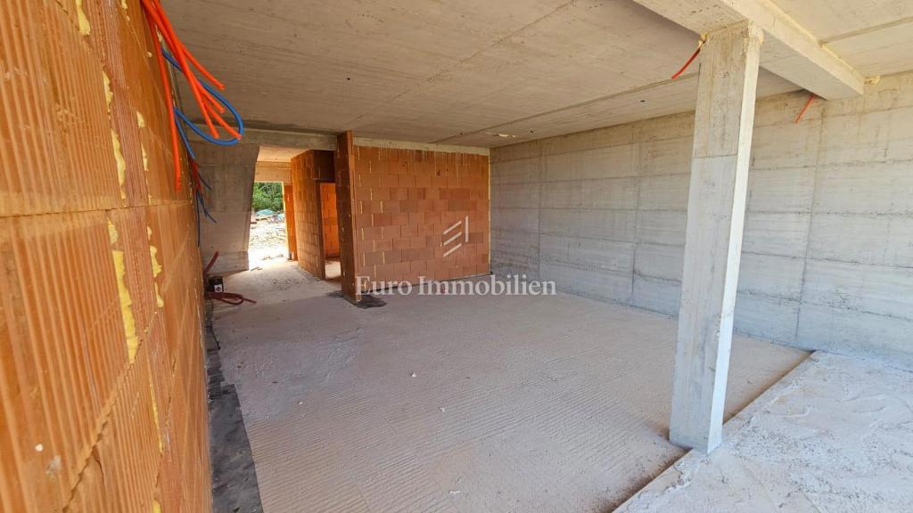 Jadranovo, casa bifamiliare con piscina in costruzione grezza