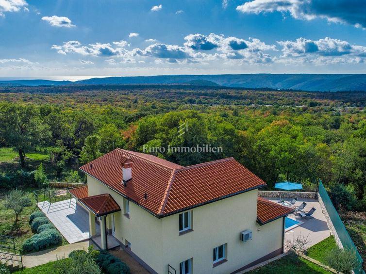 Casa con piscina e ampio giardino vicino a Labin