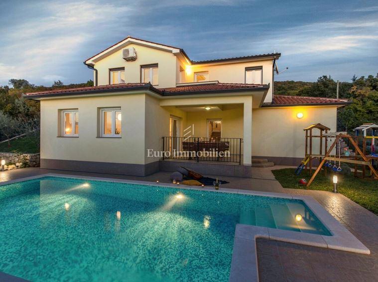 Casa con piscina e ampio giardino vicino a Labin