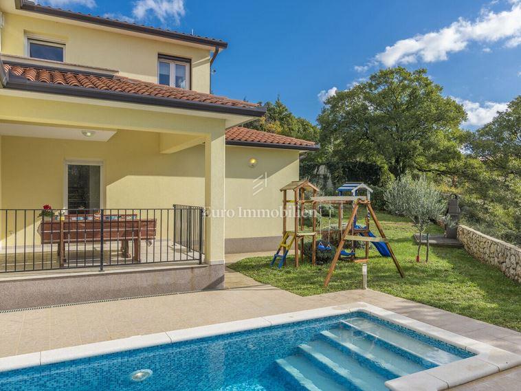 Casa con piscina e ampio giardino vicino a Labin