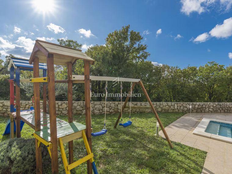 Casa con piscina e ampio giardino vicino a Labin