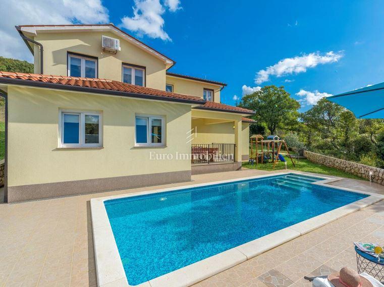 Casa con piscina e ampio giardino vicino a Labin