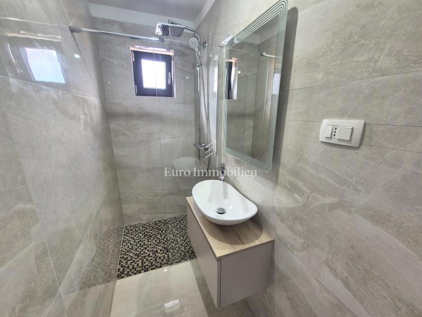 Nuova costruzione con due camere da letto e vista mare