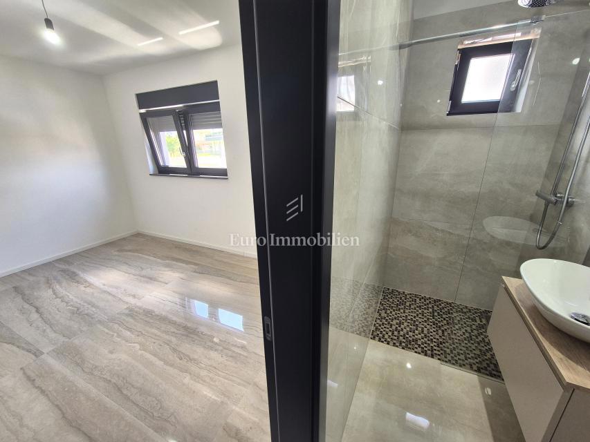 Nuova costruzione con due camere da letto e vista mare