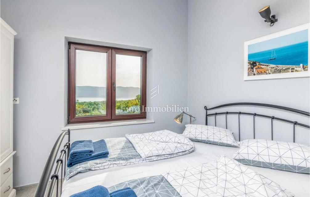 Villa mediterranea con piscina e vista mare