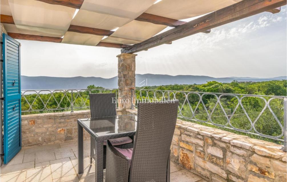 Villa mediterranea con piscina e vista mare