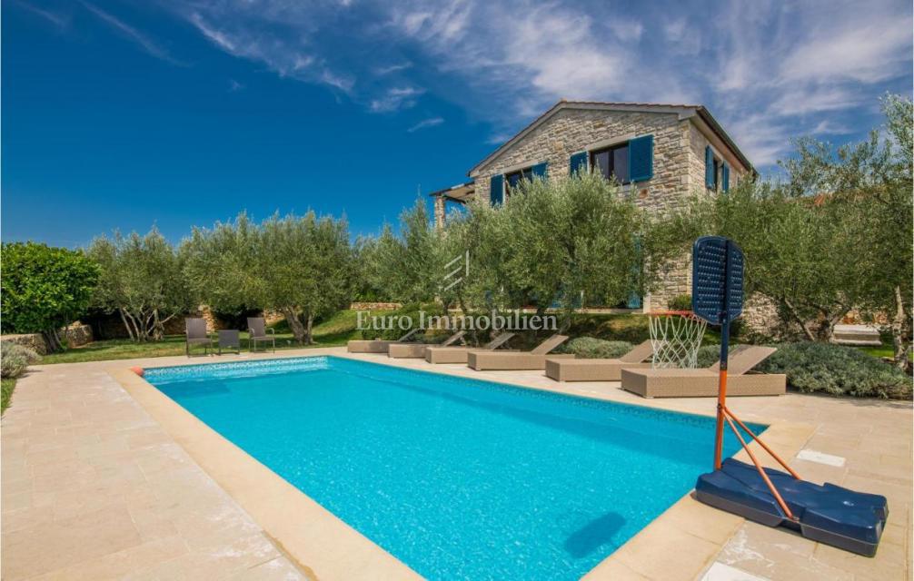 Villa mediterranea con piscina e vista mare