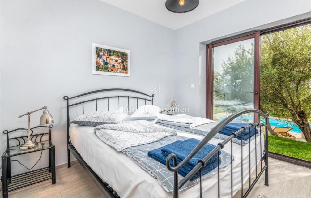 Villa mediterranea con piscina e vista mare