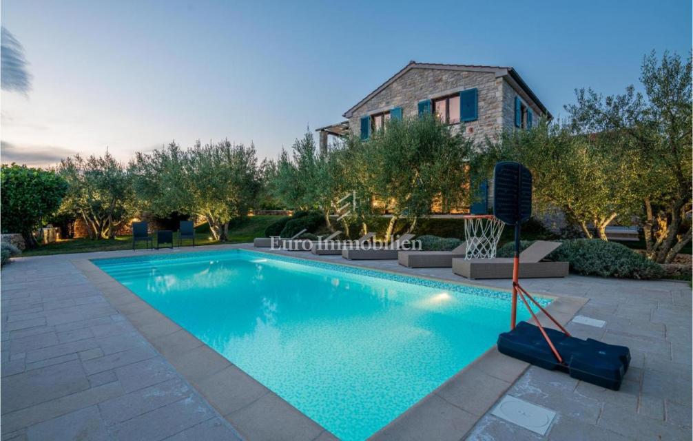 Villa mediterranea con piscina e vista mare
