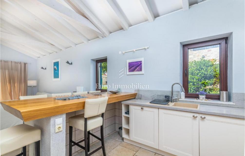 Villa mediterranea con piscina e vista mare