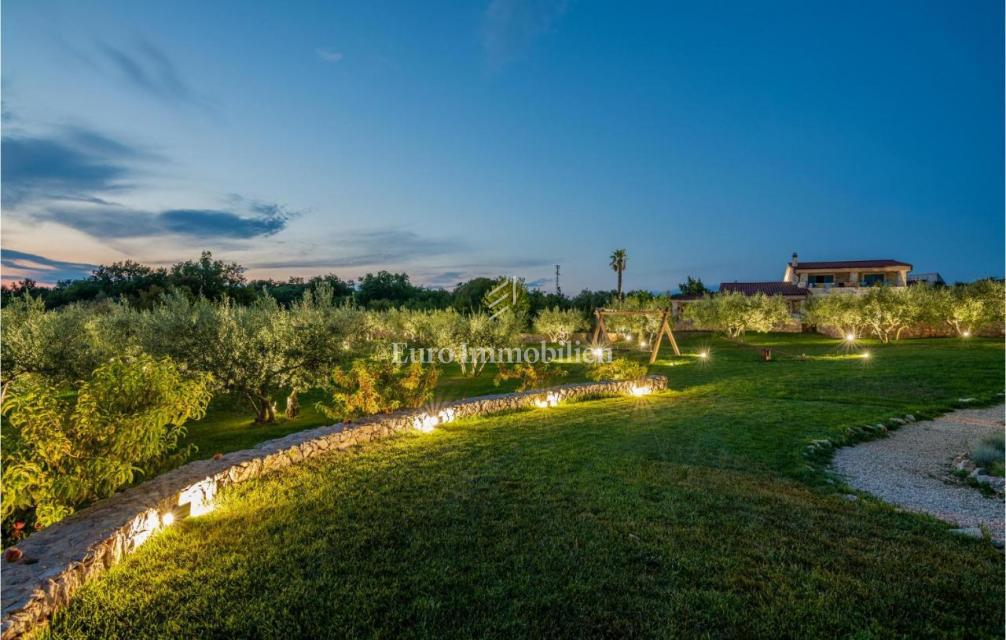 Villa mediterranea con piscina e vista mare