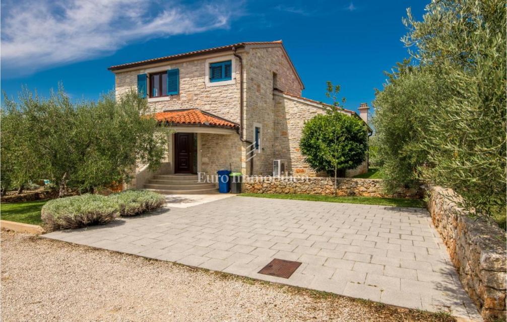 Villa mediterranea con piscina e vista mare