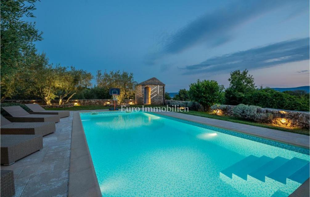 Villa mediterranea con piscina e vista mare