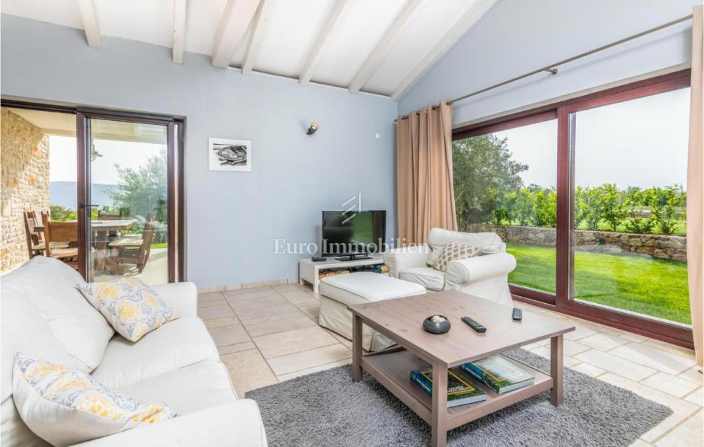 Villa mediterranea con piscina e vista mare