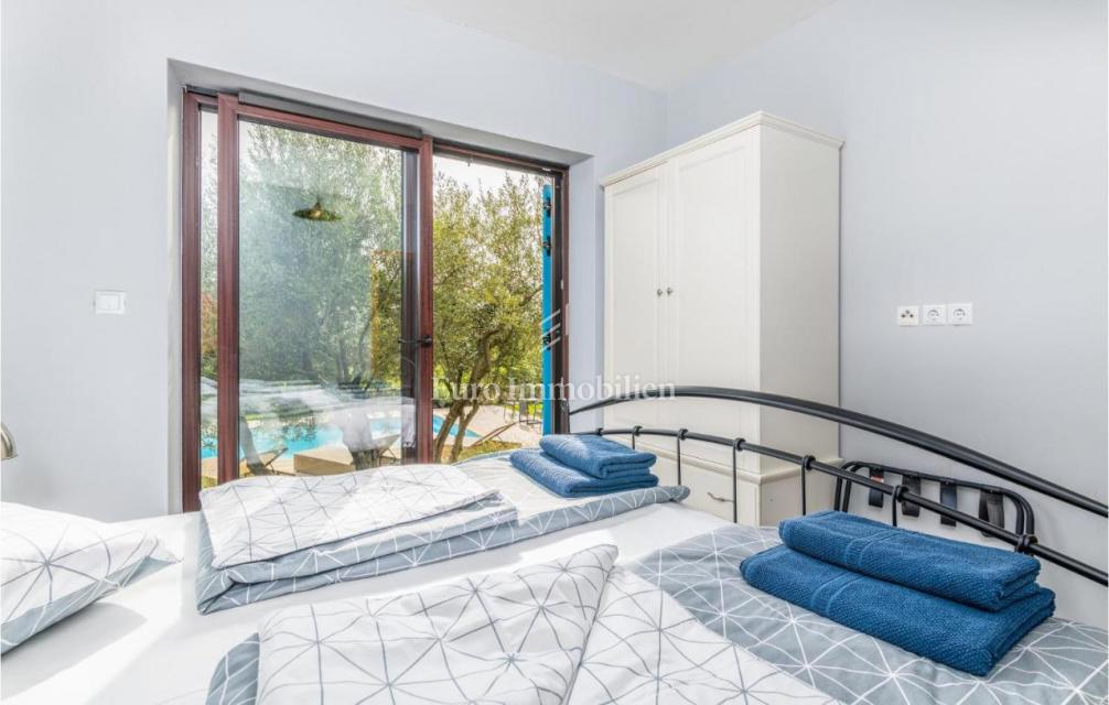 Villa mediterranea con piscina e vista mare