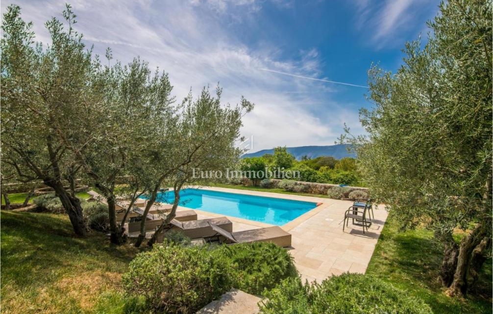 Villa mediterranea con piscina e vista mare