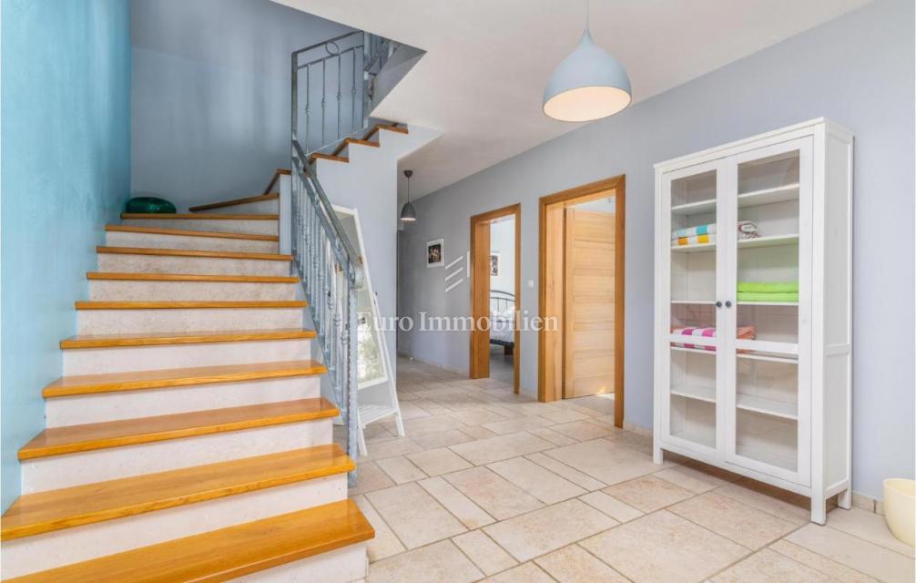 Villa mediterranea con piscina e vista mare