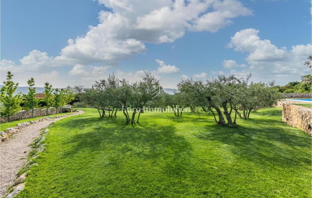 Villa mediterranea con piscina e vista mare