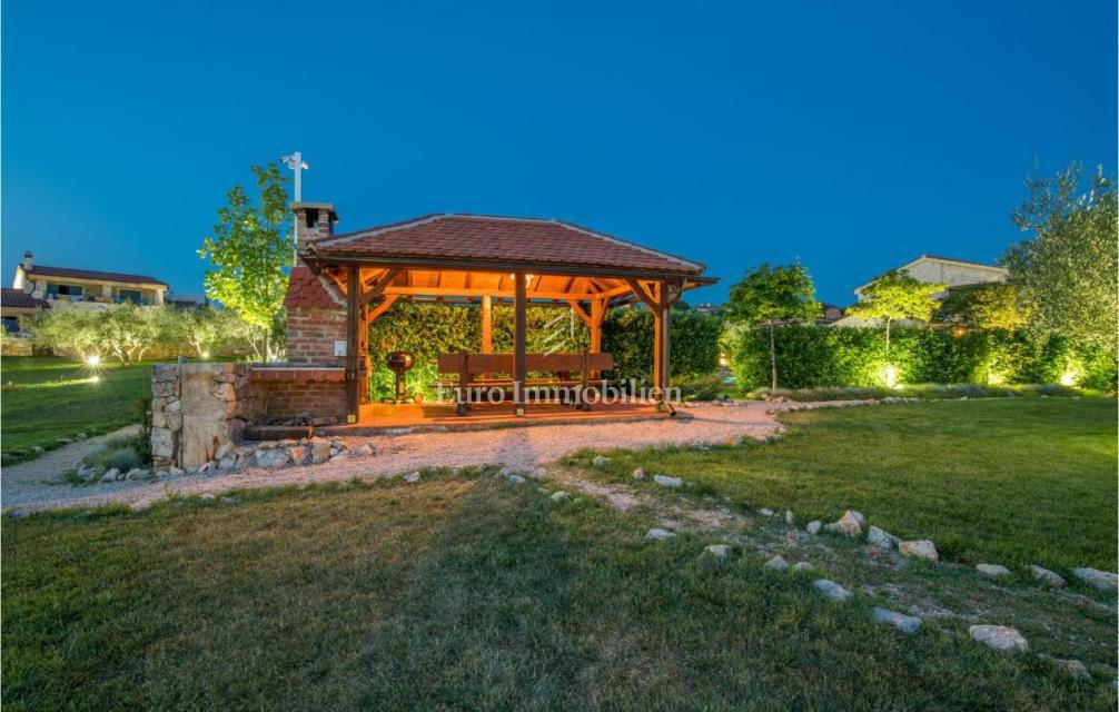 Villa mediterranea con piscina e vista mare