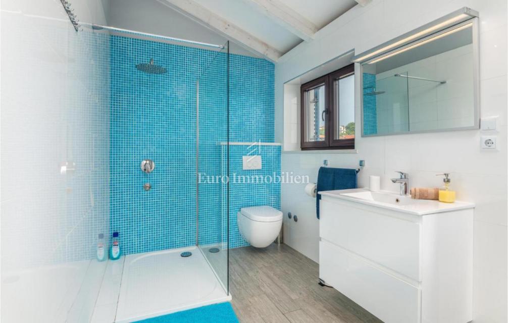 Villa mediterranea con piscina e vista mare