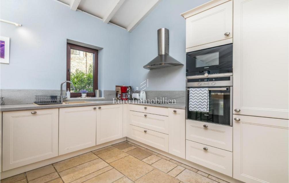 Villa mediterranea con piscina e vista mare