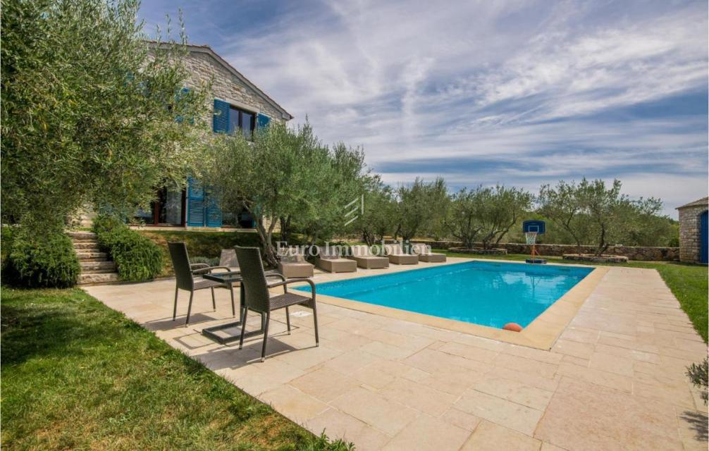 Villa mediterranea con piscina e vista mare