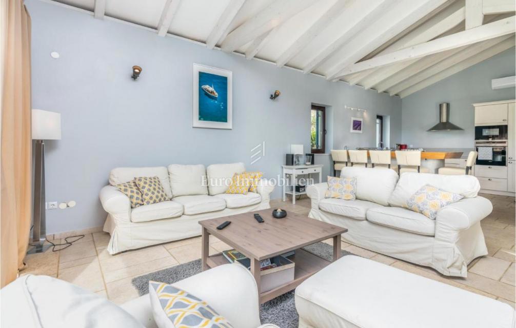 Villa mediterranea con piscina e vista mare