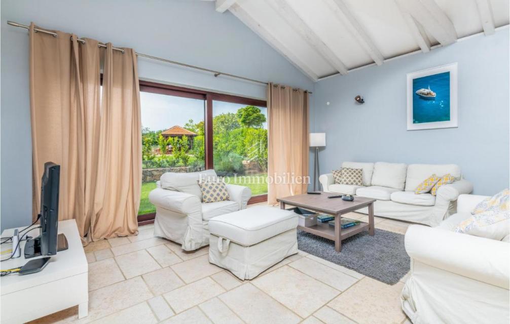 Villa mediterranea con piscina e vista mare