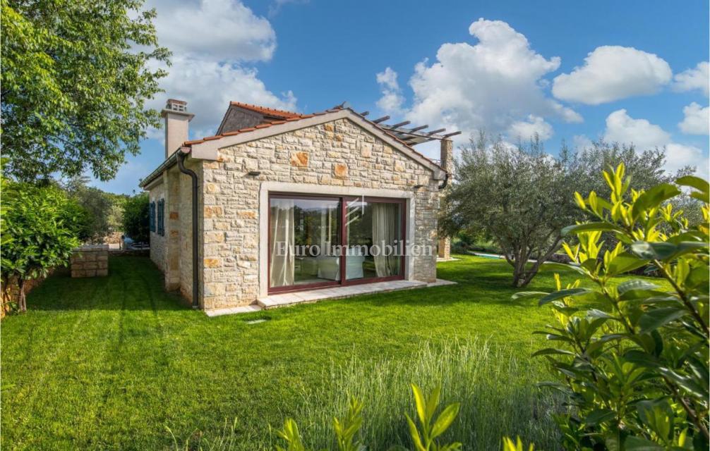 Villa mediterranea con piscina e vista mare