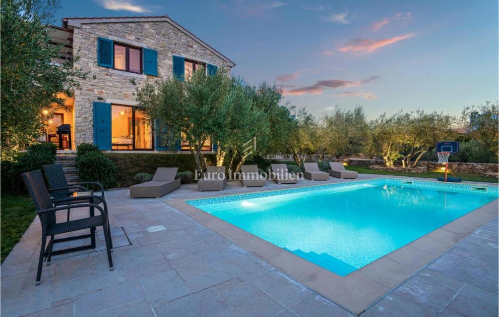 Villa mediterranea con piscina e vista mare