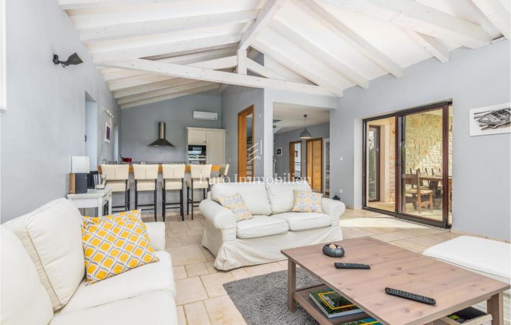 Villa mediterranea con piscina e vista mare