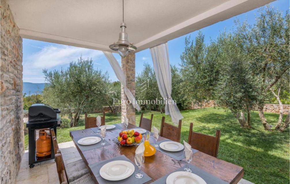 Villa mediterranea con piscina e vista mare