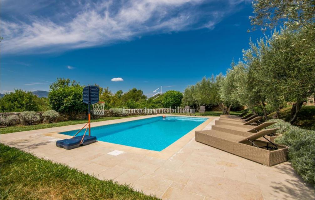 Villa mediterranea con piscina e vista mare