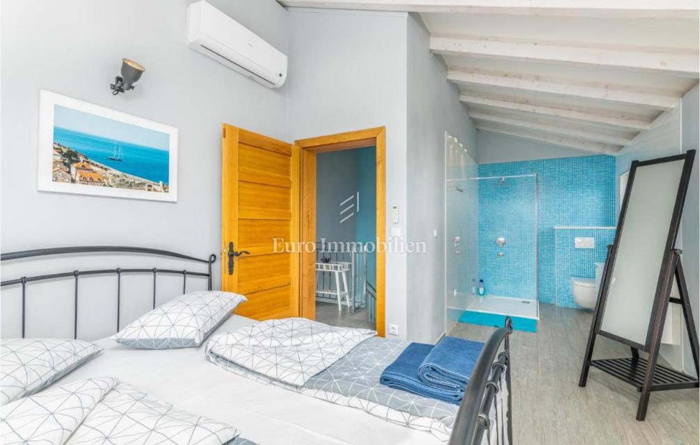 Villa mediterranea con piscina e vista mare