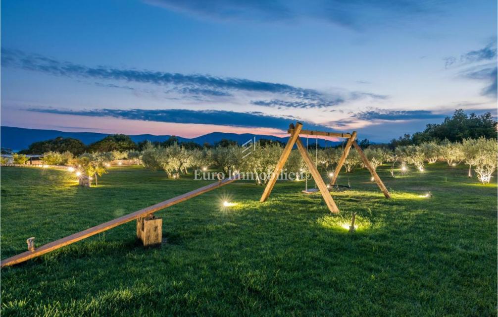 Villa mediterranea con piscina e vista mare
