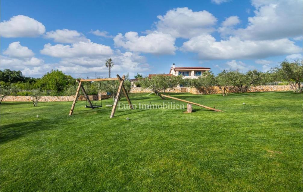 Villa mediterranea con piscina e vista mare