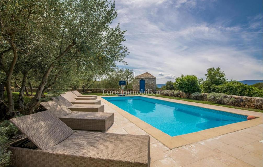 Villa mediterranea con piscina e vista mare