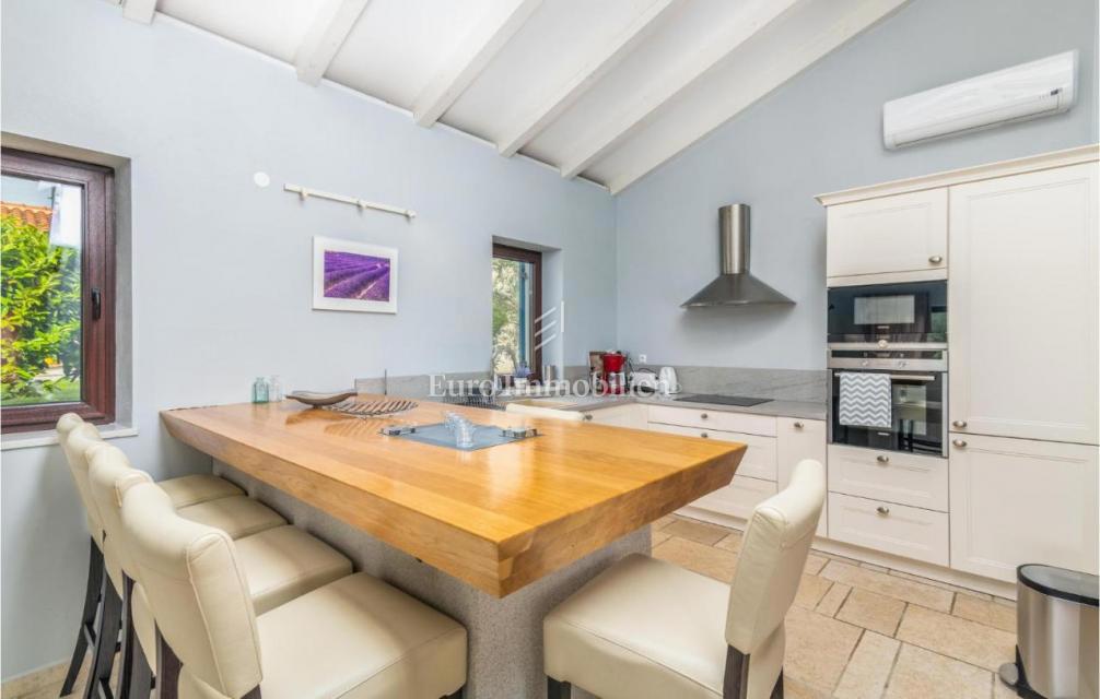 Villa mediterranea con piscina e vista mare