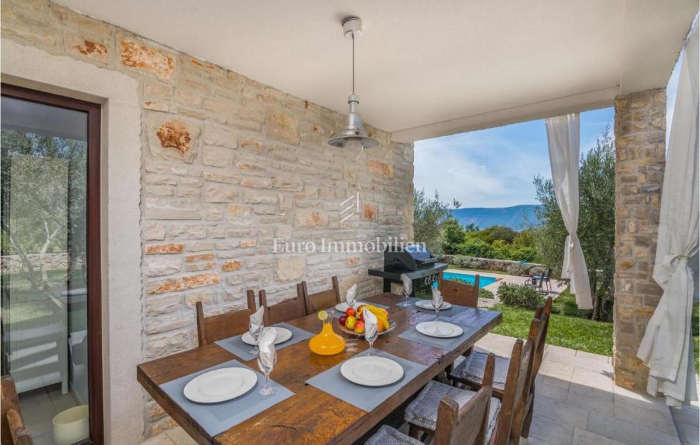 Villa mediterranea con piscina e vista mare