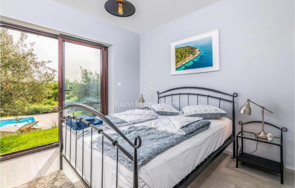 Villa mediterranea con piscina e vista mare