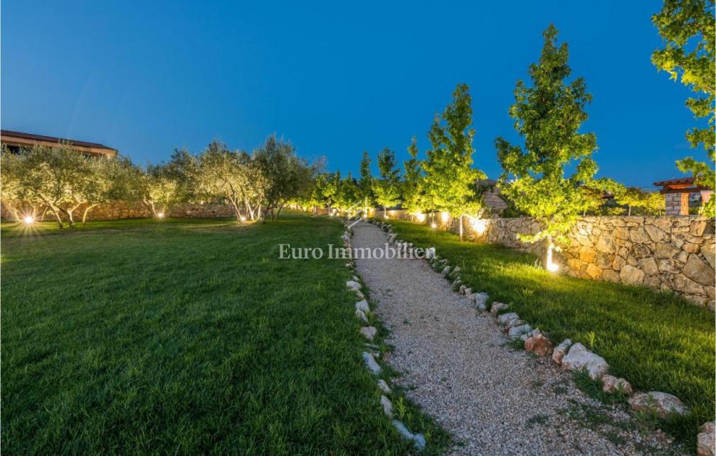 Villa mediterranea con piscina e vista mare