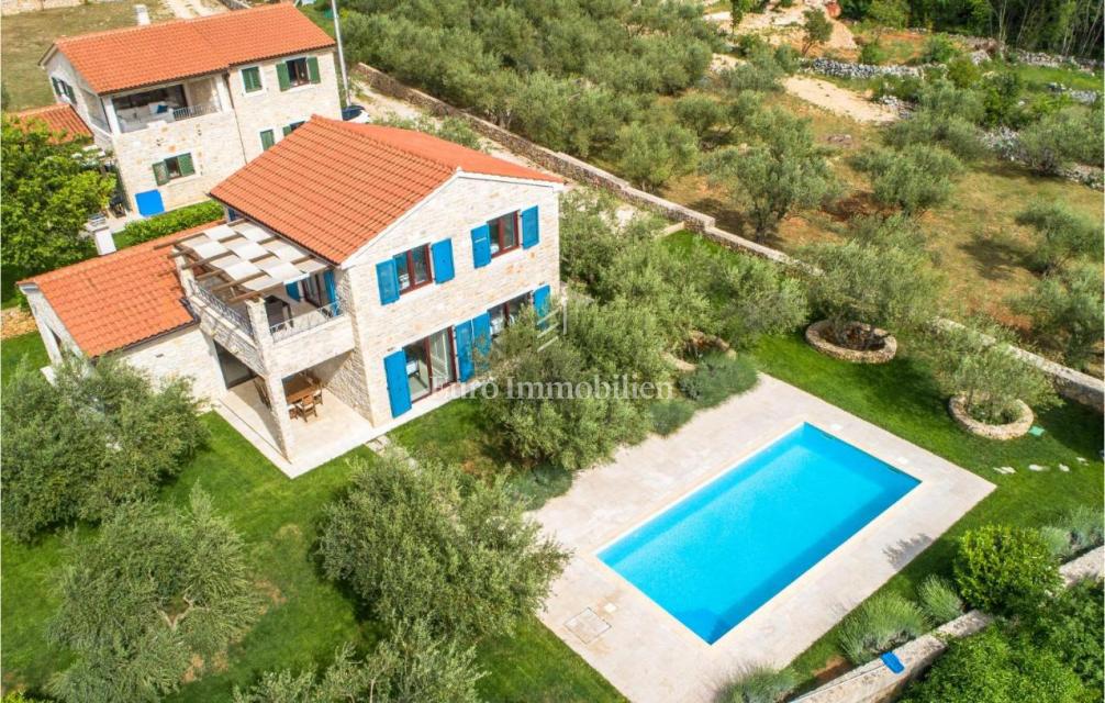 Villa mediterranea con piscina e vista mare