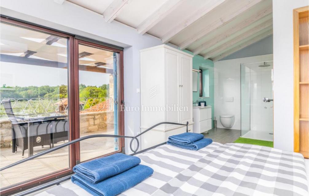 Villa mediterranea con piscina e vista mare
