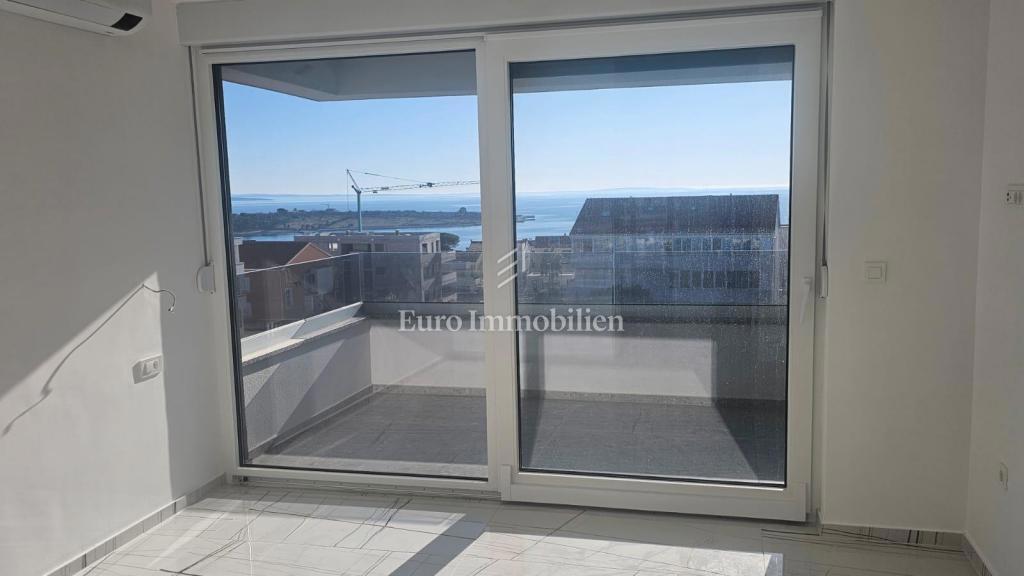 Novalja - nuovo edificio, primo piano, vista mare