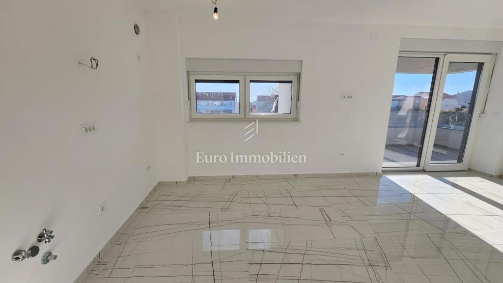 Novalja - nuovo edificio, primo piano, vista mare