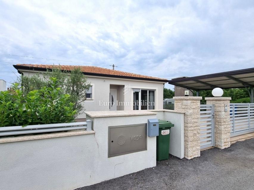 Parenzo - casa unifamiliare con piscina, a 2 km dal mare